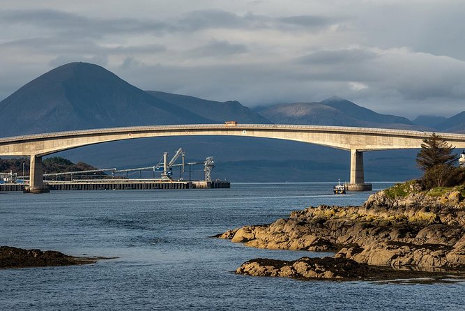 3-Day Isle of Skye Inverness Highlands and Glenfinnan Viaduct Tour from Edinburgh - Eilean Donan Castle: quick shore views with big payoff