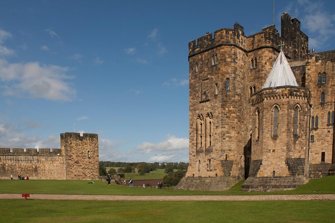 Alnwick Castle, Northumberland and Borders Tour with Admission - Edinburgh Departure: Where to Check In and What to Bring