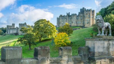 Alnwick Castle, Northumberland & Scottish Borders 1-Day Tour - Getting to the start point: Burns Monument and an on-time departure