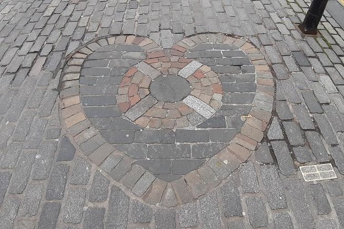 Curious Tales of the Royal Mile - Private Walking Tour - Starting at Castlehill and stepping into Old Town drama