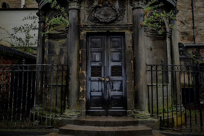 Dark History and Ghost Tour of Edinburgh - First stop: St Giles’ Cathedral and the Heart of Midlothian