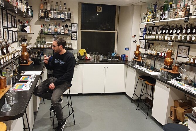 Distill a bottle of Gin on mini copper stills - Practical tips for a smooth afternoon