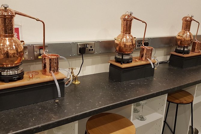 Distill a bottle of Gin on mini copper stills - Your 3-hour itinerary in Edinburgh (and why each step matters)