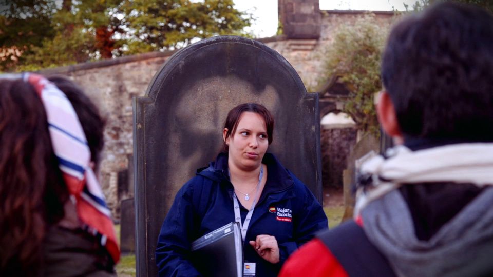 Edinburgh: 2-Hour Ghost Tour in Spanish - Following the spooky thread on Edinburgh’s Royal Mile