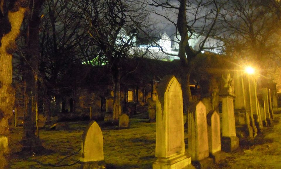 Edinburgh: 2-Hour Ghost Tour in Spanish - What the first part feels like: Old Town closes after dark