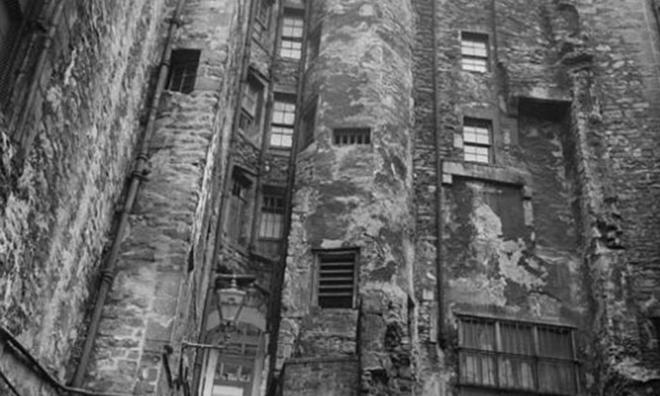 Edinburgh: 2-Hour Ghost Tour in Spanish - The practical side: what to wear, what to bring, what to skip