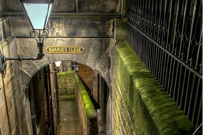 Edinburgh 2 Hour Nighttime Ghost Tour Italian Tour Guide - Entering the night: what this 2-hour format really feels like