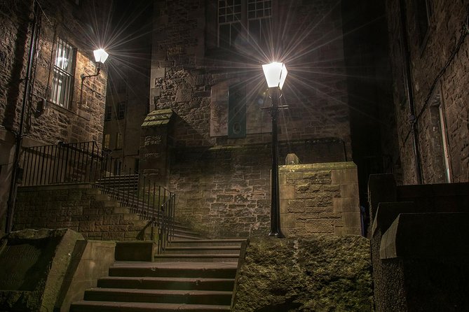 Edinburgh 2 Hour Nighttime Ghost Tour Italian Tour Guide - Old Town close legends: where the stories do the heavy lifting