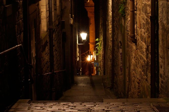 Edinburgh 2 Hour Nighttime Ghost Tour Italian Tour Guide - Greyfriars cemetery stop: paranormal vibes on a real walking route