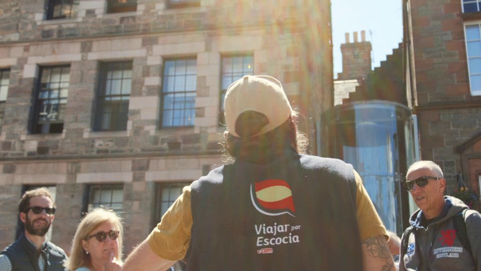 Edinburgh: 3-Hour Historical Walking Tour in Spanish - What to wear and bring for Edinburgh’s uneven Old Town streets