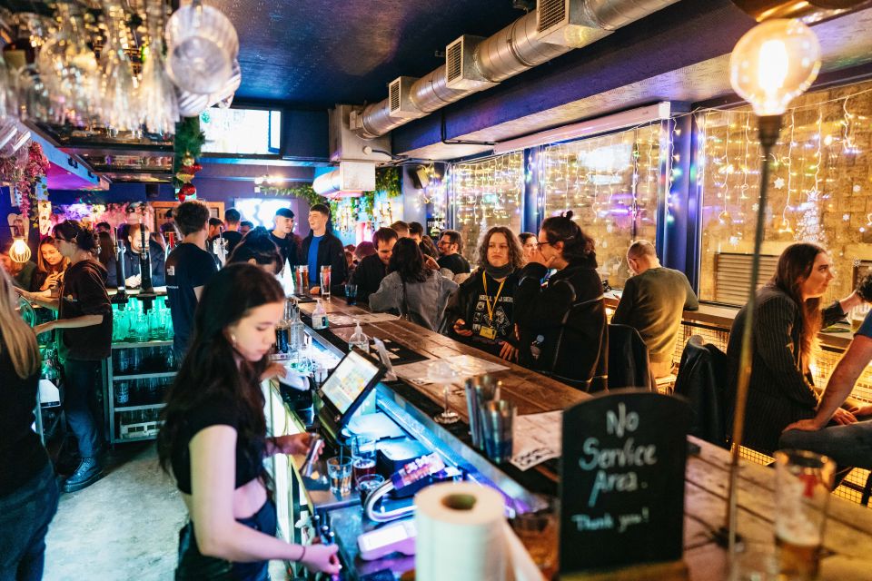 Edinburgh: 7 Bar Pub Crawl with 7 Shots & Discounts - Practical tips for a smoother night (ID, drinks, and leaving time)