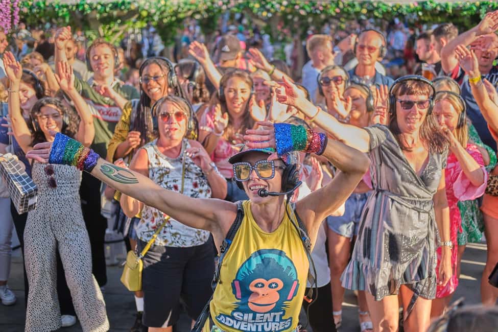 Edinburgh: A Silent Disco Adventure at The Fringe (August) - Headphones On: What the Silent Disco Fringe Walk Really Feels Like