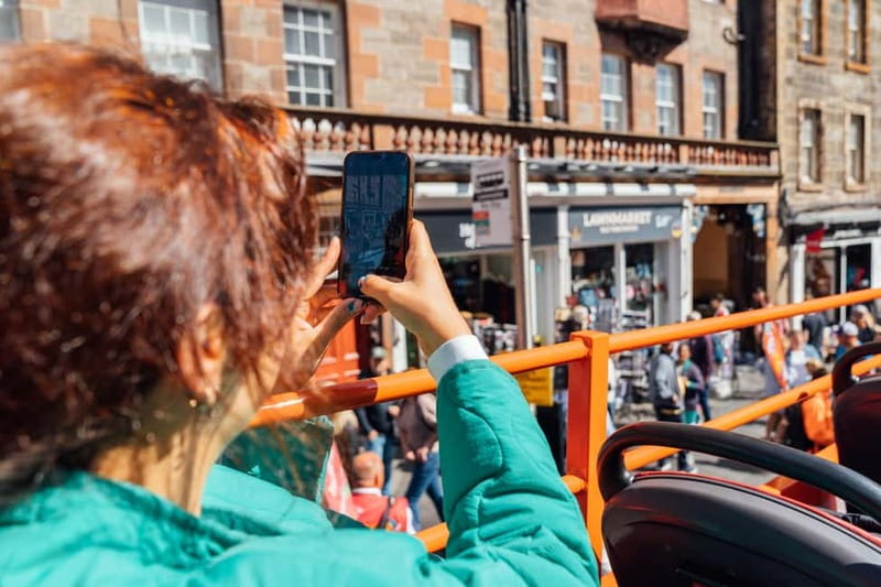 Edinburgh: Big Bus Hop-On, Hop-Off Tour by Open-Top Bus - Audio Commentary in 9 Languages: Use it like a guide, not a background track