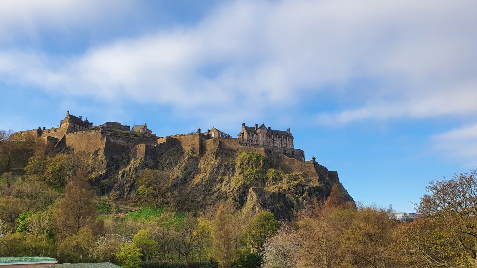 Edinburgh Castle: 120-Minute In-Depth Tour with Expert Guide - Entering the Fortress Complex: Gatehouse to the Big Defensive Pieces