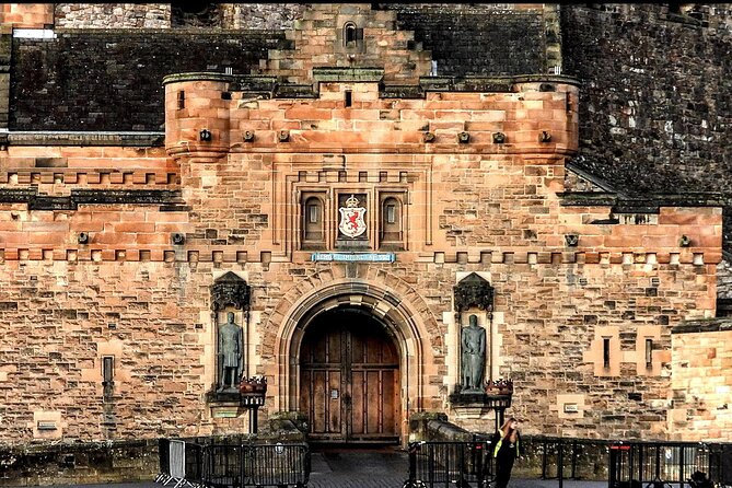 Edinburgh Castle Guided Tour - Tickets Included - Where you meet on High St, then hop to the castle approach