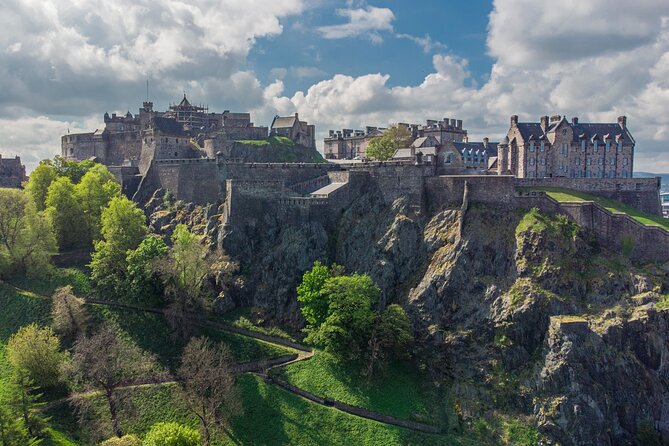 Edinburgh Castle: Guided Walking Tour with Entry Ticket - Walking Up to the Esplanade: Views, Sieges, and the Tattoo Angle