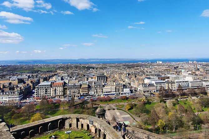 Edinburgh Castle Highlights Tour with Tickets, Map, and Guide - Start on High Street: David Hume Statue and the Black-and-White Umbrella