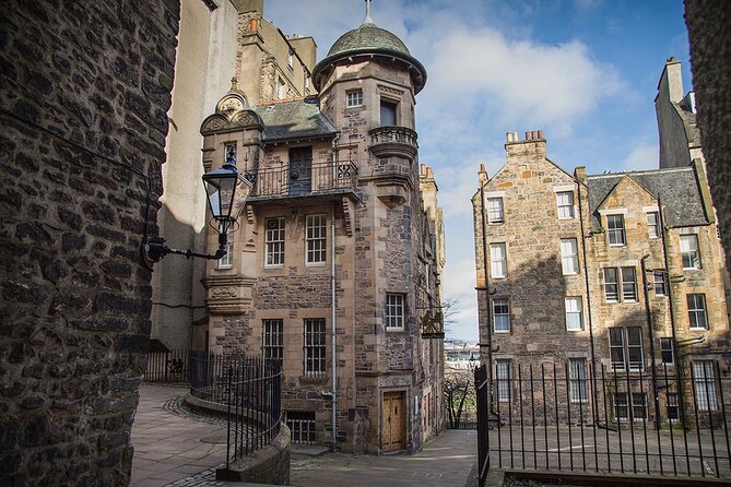 Edinburgh Castle & Royal Mile Walking Tour - Ticket Included - Edinburgh Castle entry and guided focus: Crown Jewels, Great Hall, and St Margaret’s Chapel