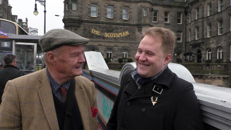 Edinburgh: City Highlights Private Guided Walking Tour - Crossing into the New Town: Princes Street and the change of pace