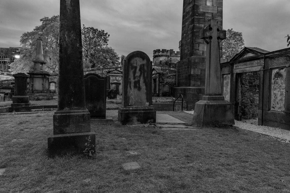 Edinburgh: Dark Secrets of the Old Town Ghost Walking Tour - Edinburgh After Dark: What Makes This Walk Work