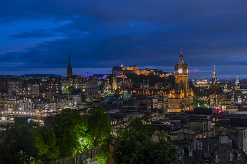 Edinburgh: Dark Secrets of the Old Town Ghost Walking Tour - Witch and Warlock Trials: How Fear Turns Into Fire