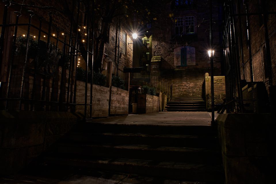 Edinburgh: Dark Secrets of the Old Town Ghost Walking Tour - Guides Who Make the Stories Stick