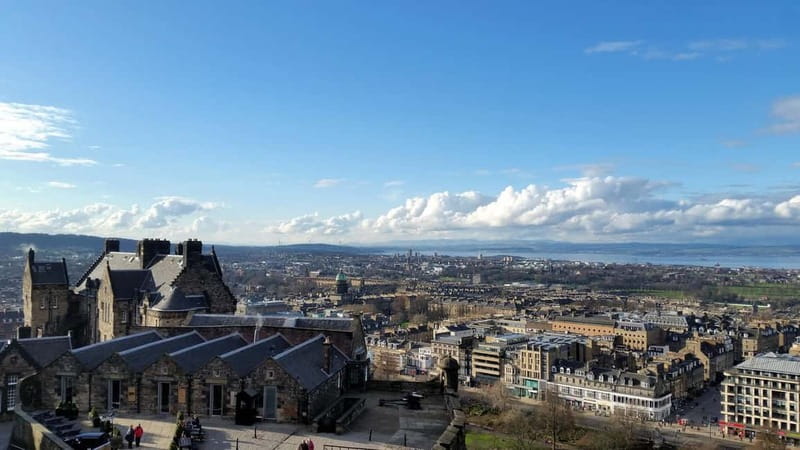 Edinburgh: Edinburgh Castle Guided History Tour with Tickets - What the guide sets up before you enter