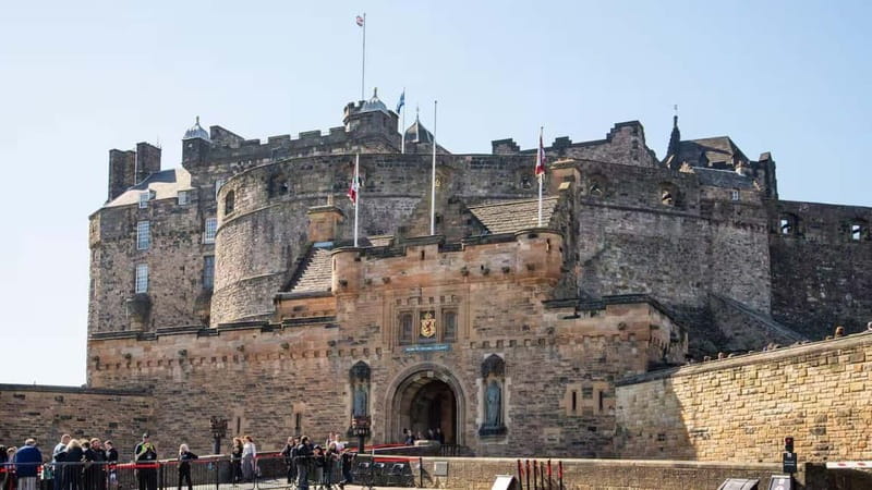Edinburgh: Edinburgh Castle Guided History Tour with Tickets - Great Hall and the royal feast setting