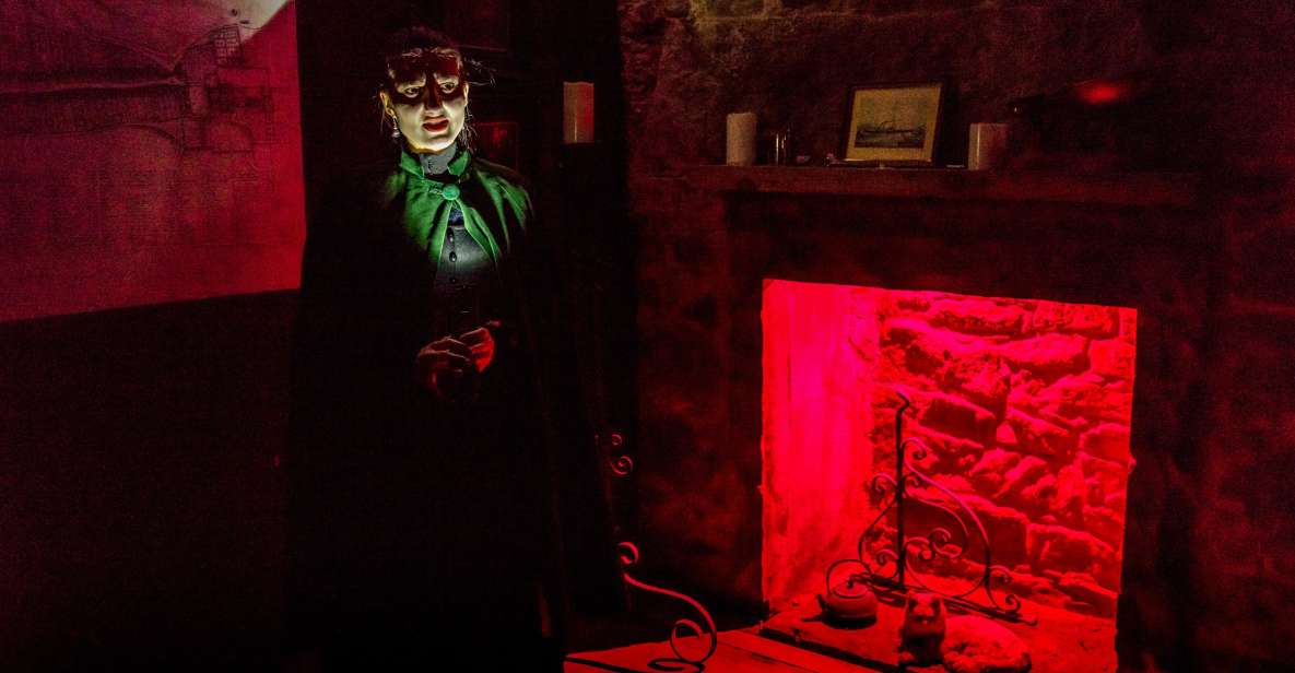 Edinburgh: Evening Underground Ghost Tour - A night tour built around two real locations