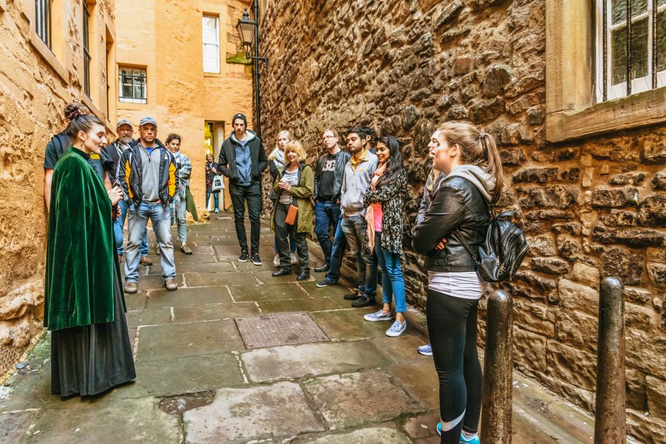 Edinburgh: Evening Underground Ghost Tour - The guides are the difference: humor, acting, and storytelling pace
