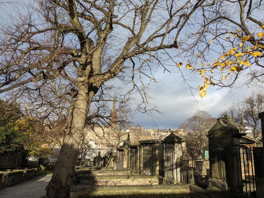 Edinburgh Express: Small-Group Walking Tour in French - Royal Mile and Mercat Cross: the spine of the city