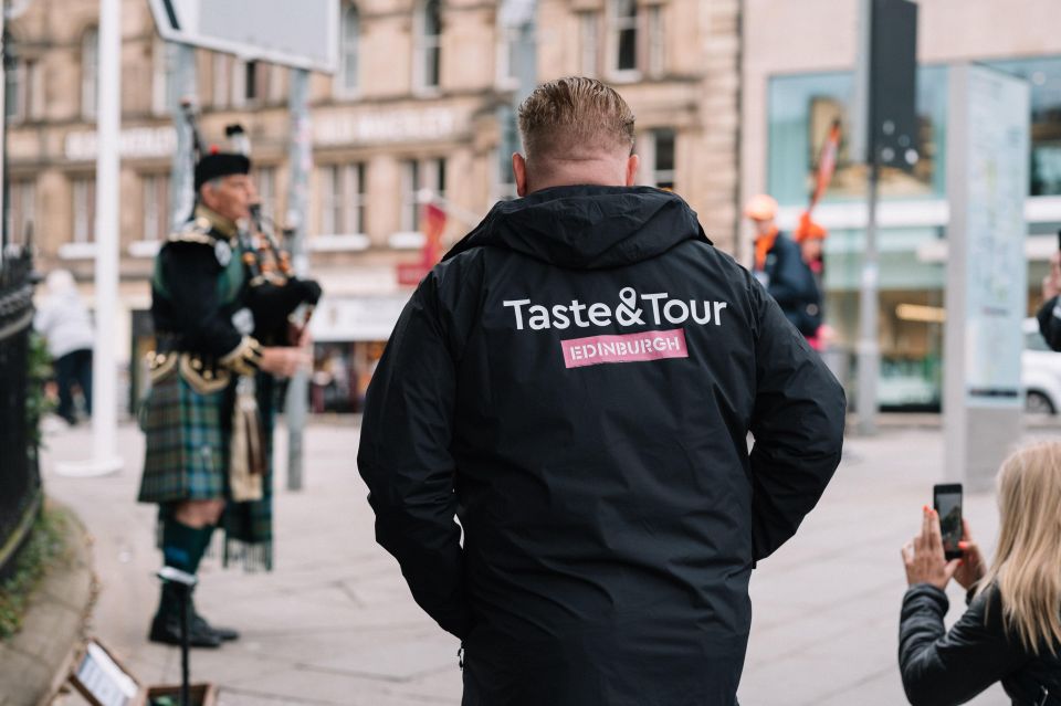 Edinburgh: Food Tour with drinks - Victoria Street and the Royal Mile: landmarks plus photo moments