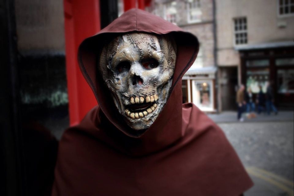 Edinburgh Ghosts & Gore Walking Tour - The 1.5-Hour Route: Old Town Closes, Courtyards, and Tight Turns