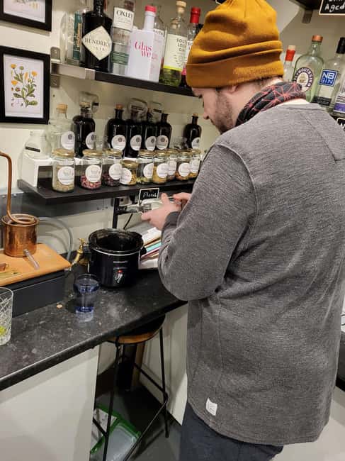 Edinburgh: Gin Distillation Workshop with Gin Tasting - A three-hour gin workshop that’s part tasting, part making