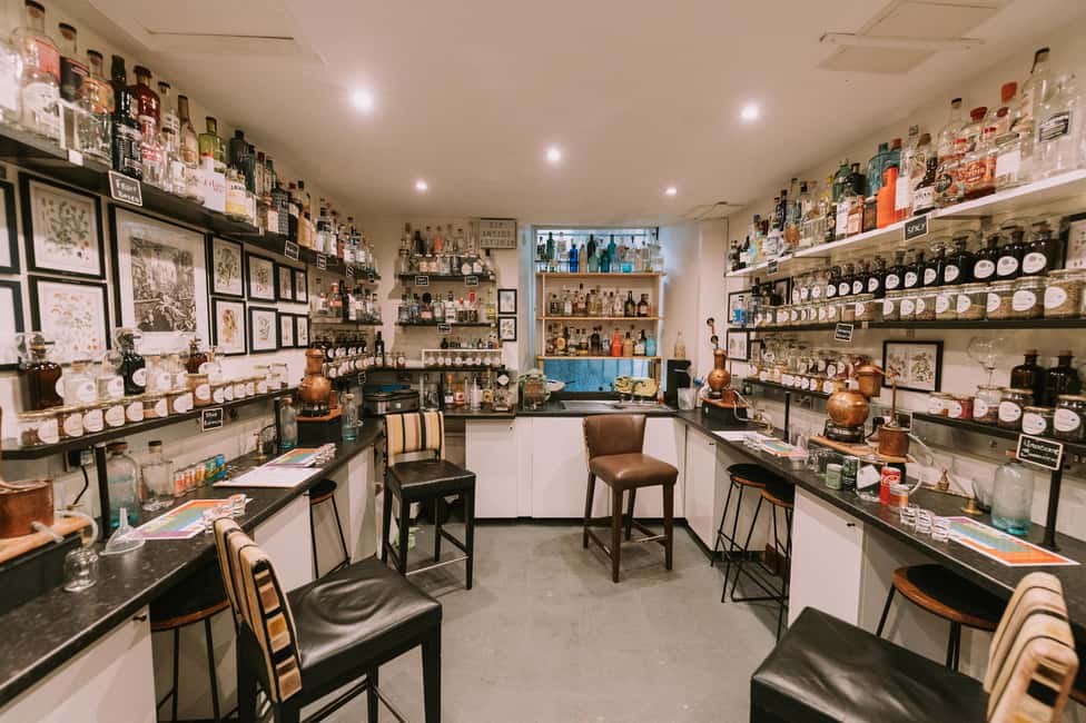 Edinburgh: Gin Distillation Workshop with Gin Tasting - Finding Cumberland Bar and the downstairs gin room
