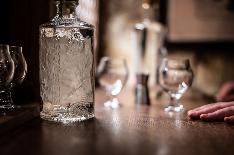 Edinburgh: Gin Tasting at Underground Venue - Group size and the atmosphere