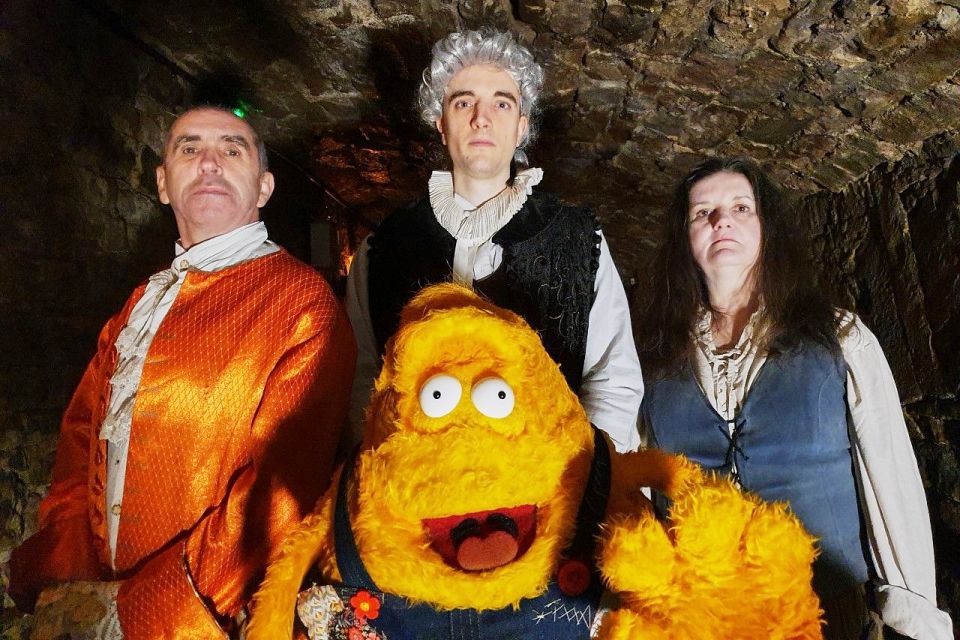 Edinburgh: Guided Ghost Walking Tour - Walking the Royal Mile with a costumed Spanish guide