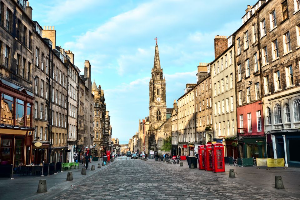 Edinburgh: Guided Harry Potter Tour in French - Old Town route: cafes, a graveyard, and cobbled lanes