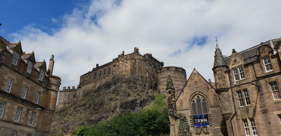 Edinburgh: Guided Tour in French - Grassmarket meeting point: easy to get to, easy to end