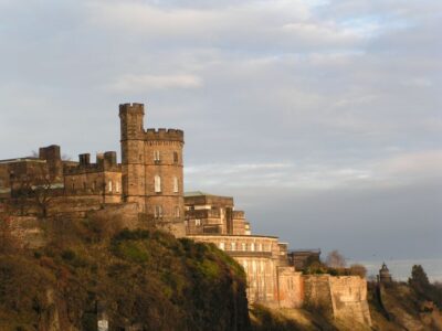 Edinburgh: Guided Tour in French - Old Town Proches: narrow streets that teach you how the city works