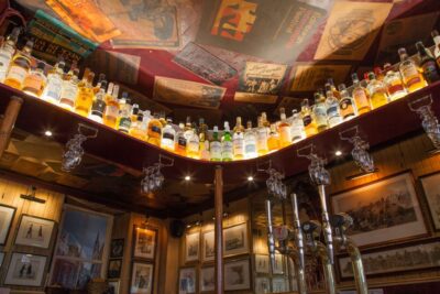 Edinburgh: Guided Whisky Tasting & Walking Tour - The 2-mile loop through Edinburgh’s Old and New Town textures