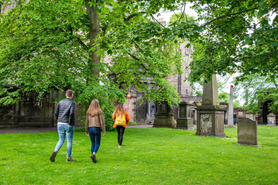 Edinburgh: Harry Potter Magical Guided Walking Tour - City Chambers and the golden handprints stop