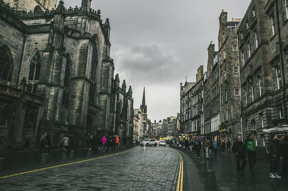 Edinburgh: Harry Potter Origins Tour & Gin Tasting Combo - Edinburgh City Chambers and the Lost Close: from guide-led walking to underground gin