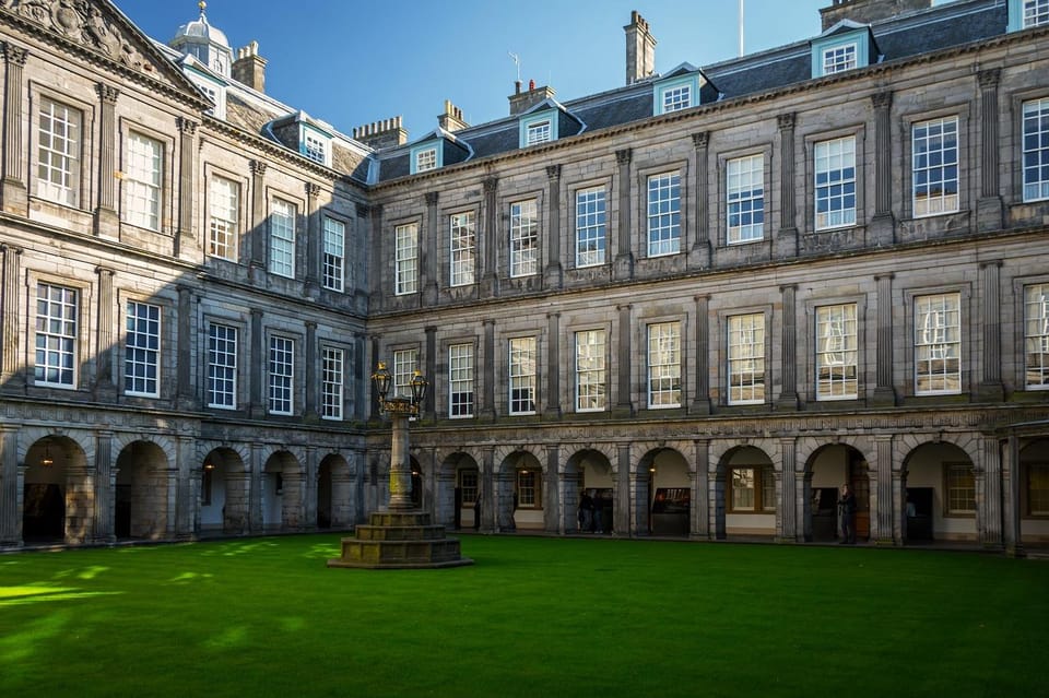 Edinburgh: Harry Potter Tour & Palace of Holyrood Entry - Old Town lanes and Greyfriars Kirkyard: the Tom Riddle moment