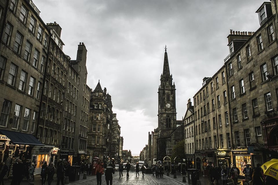 Edinburgh: Harry Potter Wizarding Walking Tour (Private) - Edinburgh Castle Views and Victoria Street: The Diagon Alley Moment