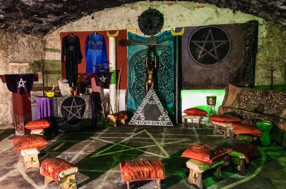 Edinburgh: Haunted Underground Vaults and Graveyard Tour - Meeting at 300 Lawnmarket and Getting the vibe right