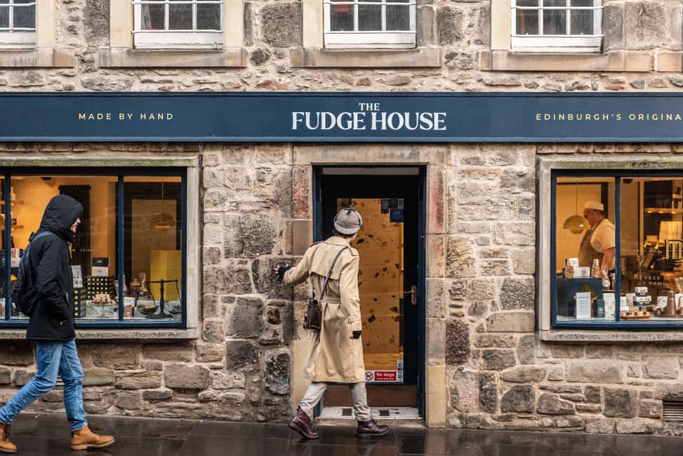 Edinburgh: Historical Gems Tour & A Taste of Scottish Fudge - Finishing at Holyrood Palace gates: a clean landing for more sightseeing