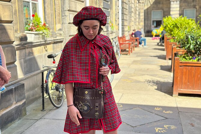 Edinburgh Historical Gems Tour with Whisky & Local Flavours - Stop 2: The Royal Mile without getting stuck in the crowd