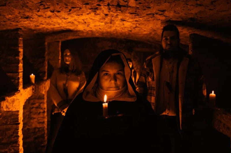 Edinburgh: Immersive, Adult-Only Haunted Vaults Night Tour - Old Town wynds and closes: how the first half sets up the descent