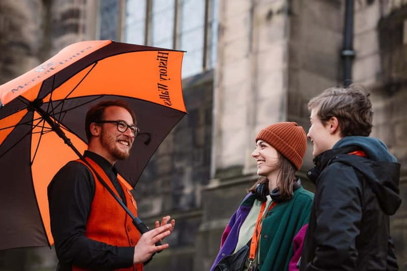 Edinburgh: Immersive Old Town Historical Walking Tour - Edinburgh Old Town in the Middle of the Route: Wynds, Closes, and Courtyards